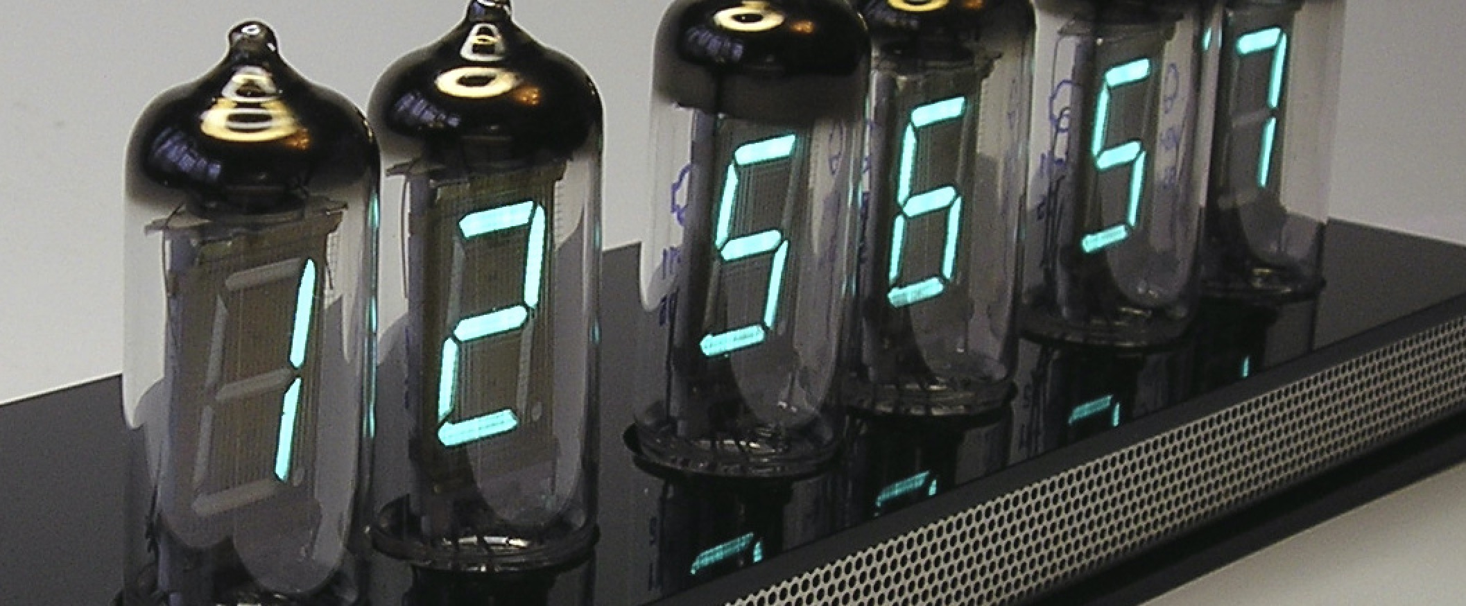 What are VFD (vacuum fluorescent display) tubes versus Nixies? 1 A vacuum fluorescent display (VFD) vfd clocks